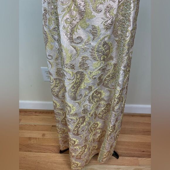 1960s Handmade Golden Brocade Short Sleeve Gown - Picture 10 of 10